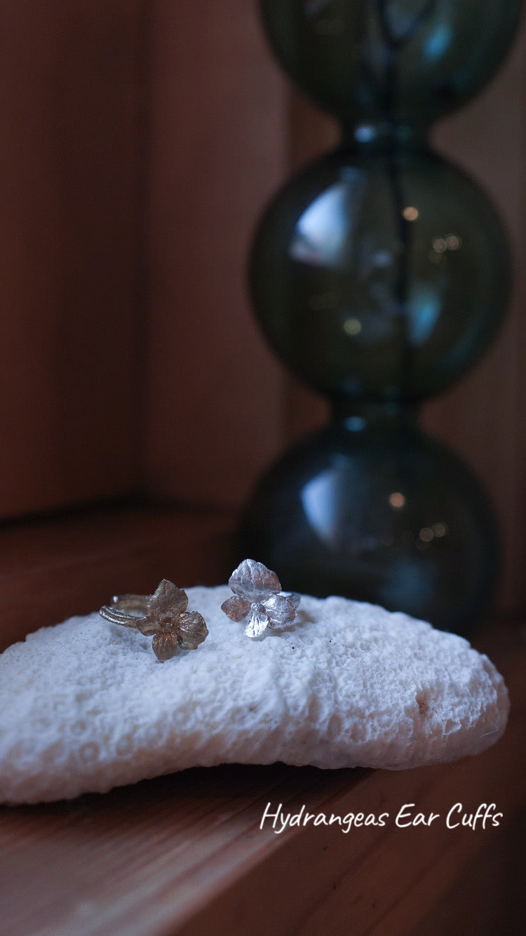 サビ 錆 𓇚 Hydrangea Ear Cuff