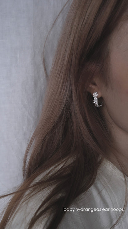 サビ 錆 𓇚 Baby Hydrangeas Ear Hoops H08