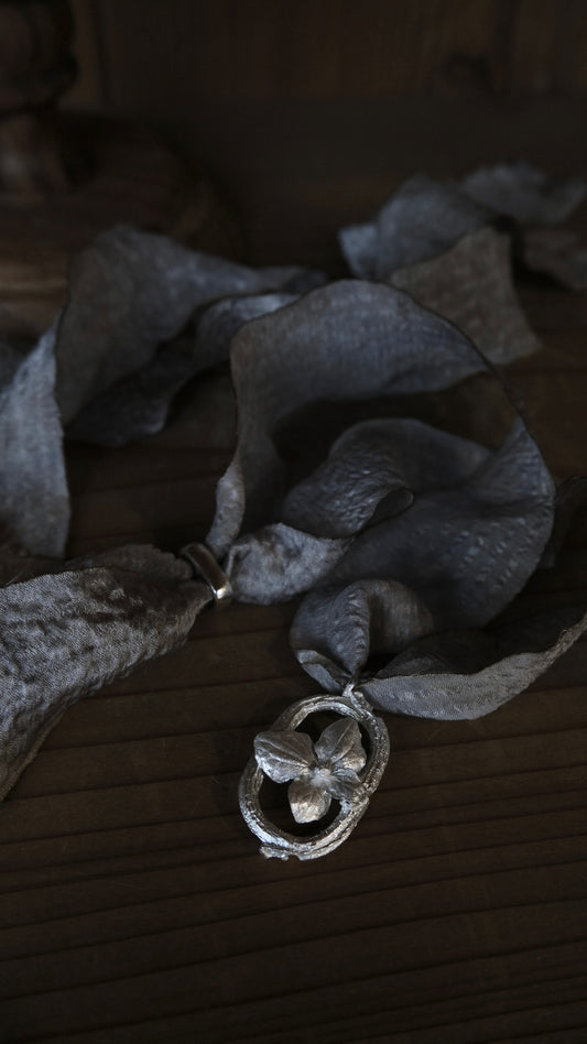 サビ 錆 𓇚 Botanical Silk Ribbon Necklace